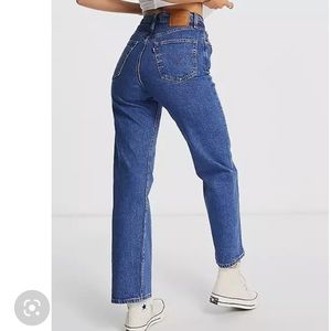 Levi’s Ribcage straight ankle jeans in mid wash blue